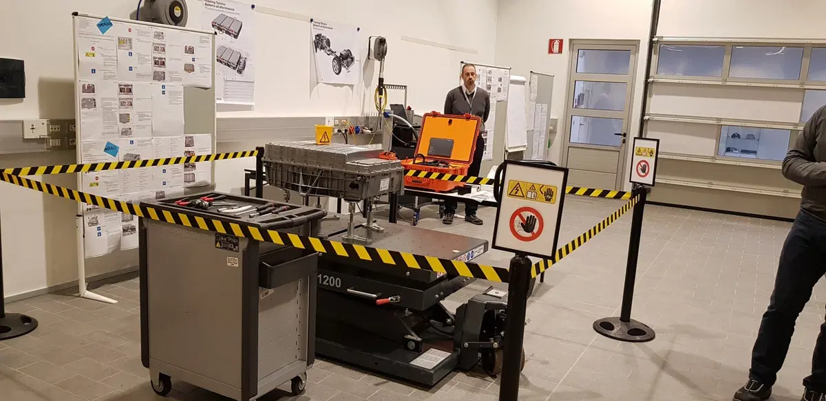 Tecnica BMW, Veicoli elettrificati: la manutenzione delle batterie [video] (16)