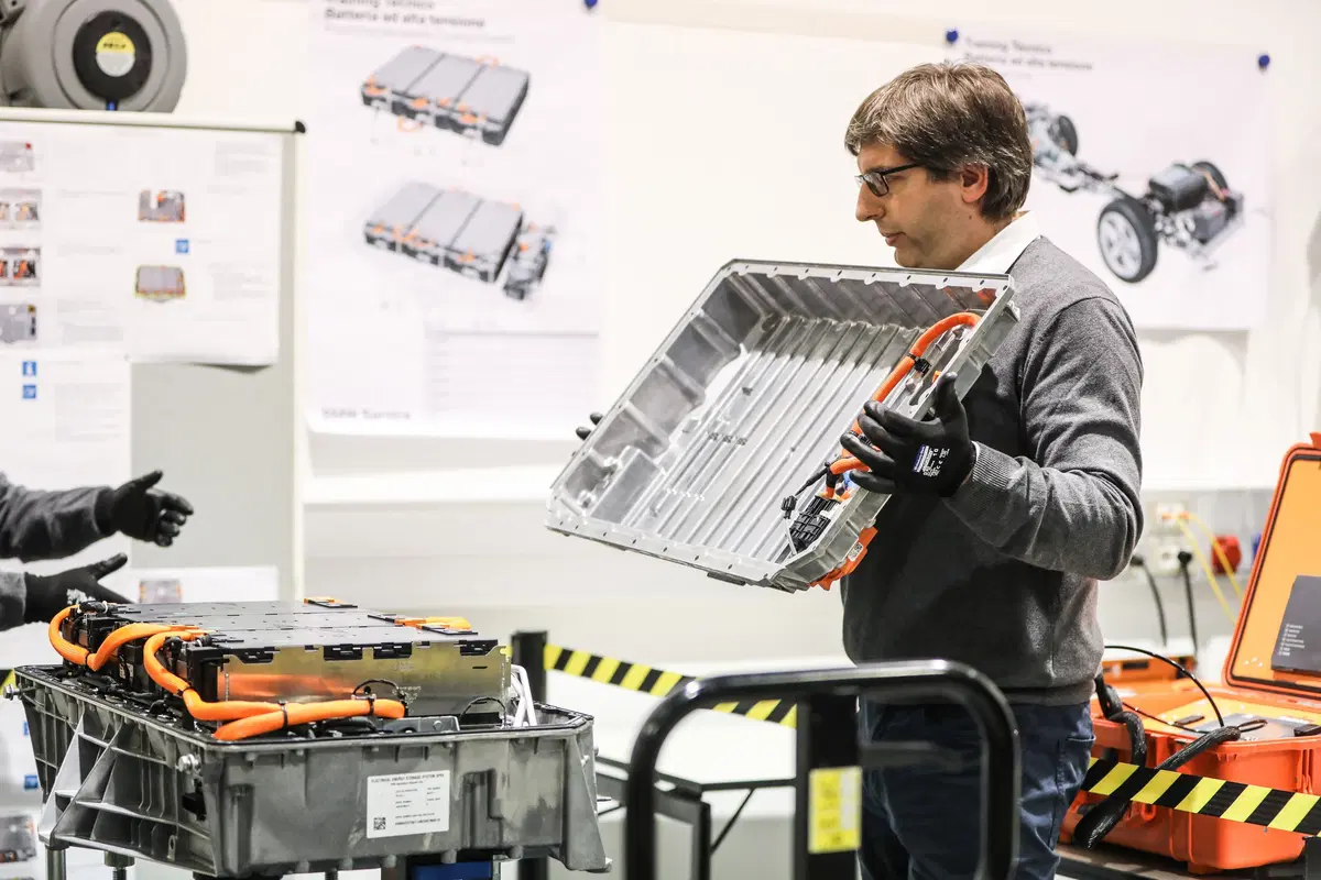 Tecnica BMW, Veicoli elettrificati: la manutenzione delle batterie [video] (17)