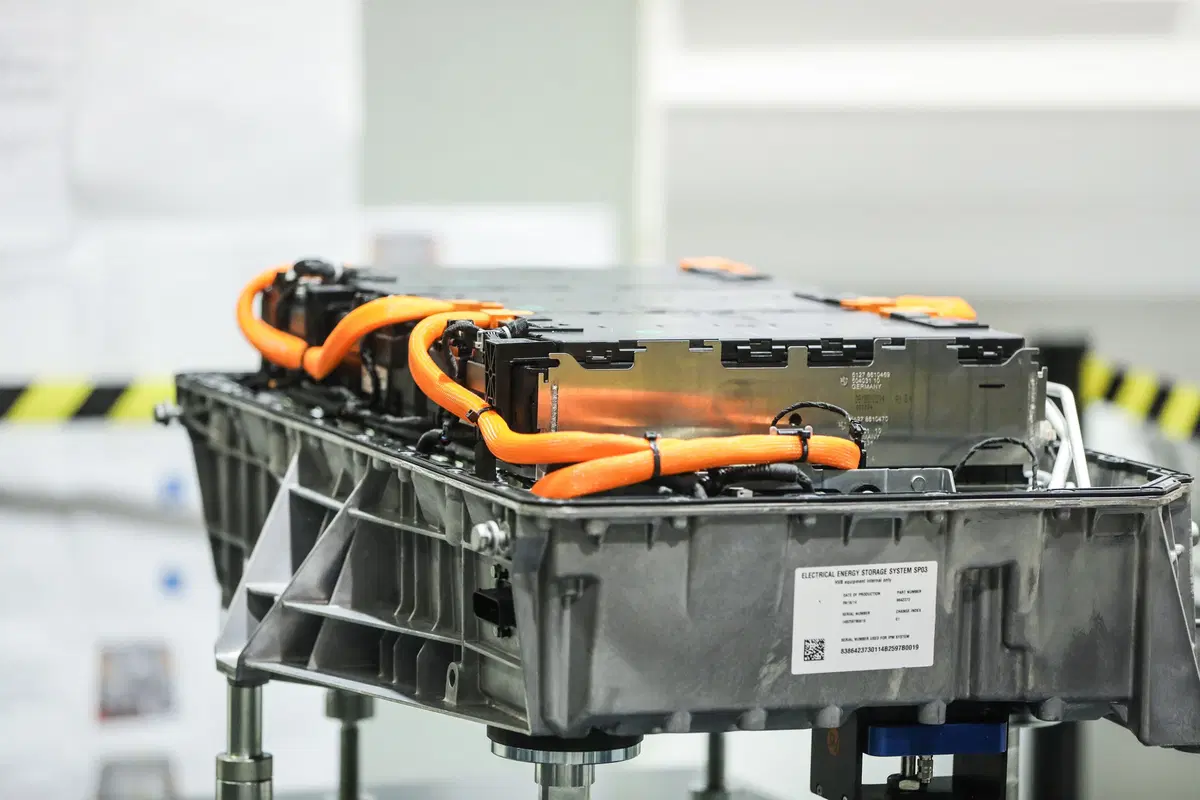 Tecnica BMW, Veicoli elettrificati: la manutenzione delle batterie [video] (4)