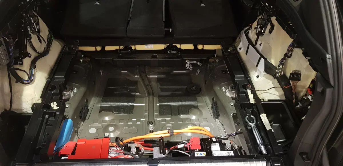 Tecnica BMW, Veicoli elettrificati: la manutenzione delle batterie [video] (18)