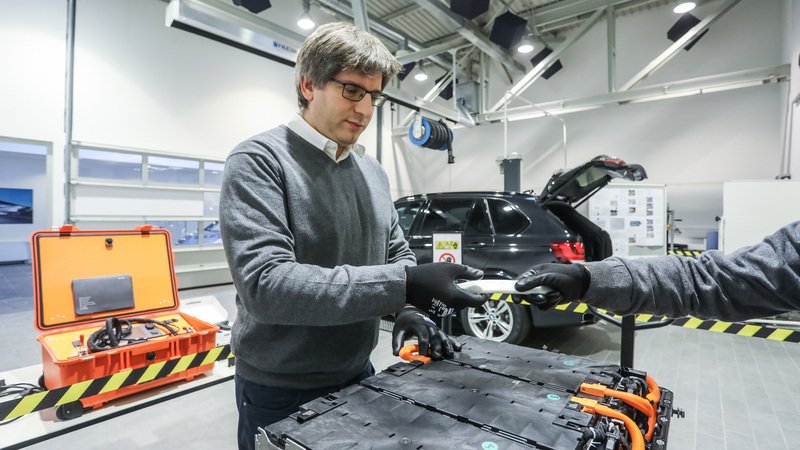 Tecnica BMW, Veicoli elettrificati: la manutenzione delle batterie [video]