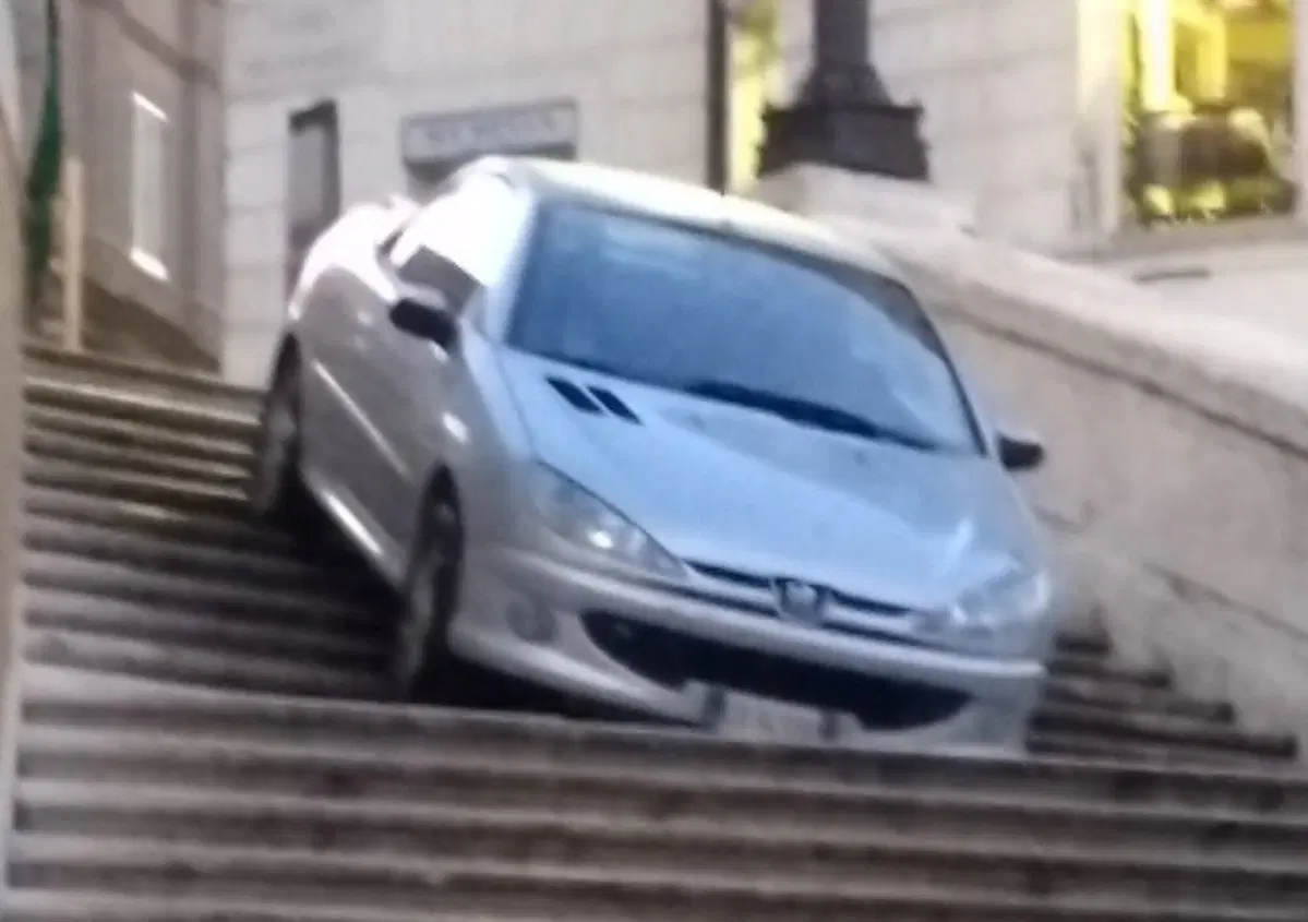 Roma, ubriaco con l'auto gi&ugrave; dalla scalinata di Trinit&agrave; dei Monti. Denunciato