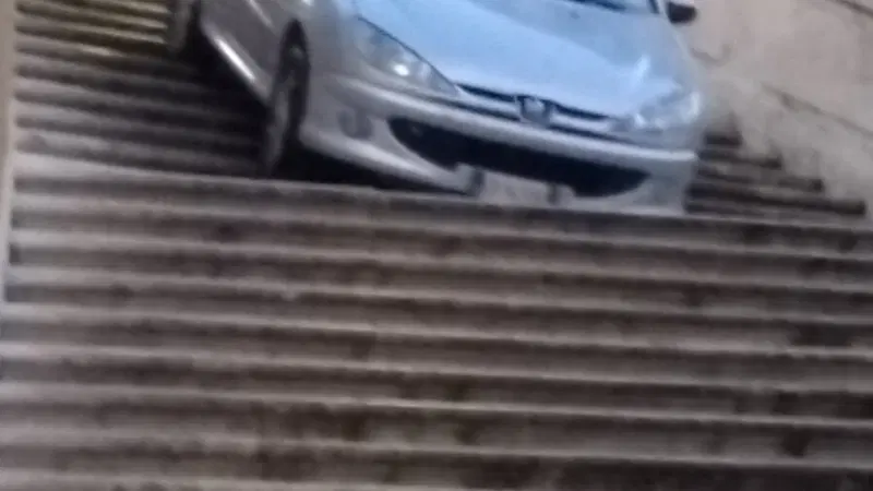 Roma, ubriaco con l'auto gi&ugrave; dalla scalinata di Trinit&agrave; dei Monti. Denunciato