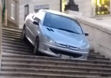Roma, ubriaco con l'auto giù dalla scalinata di Trinità dei Monti. Denunciato