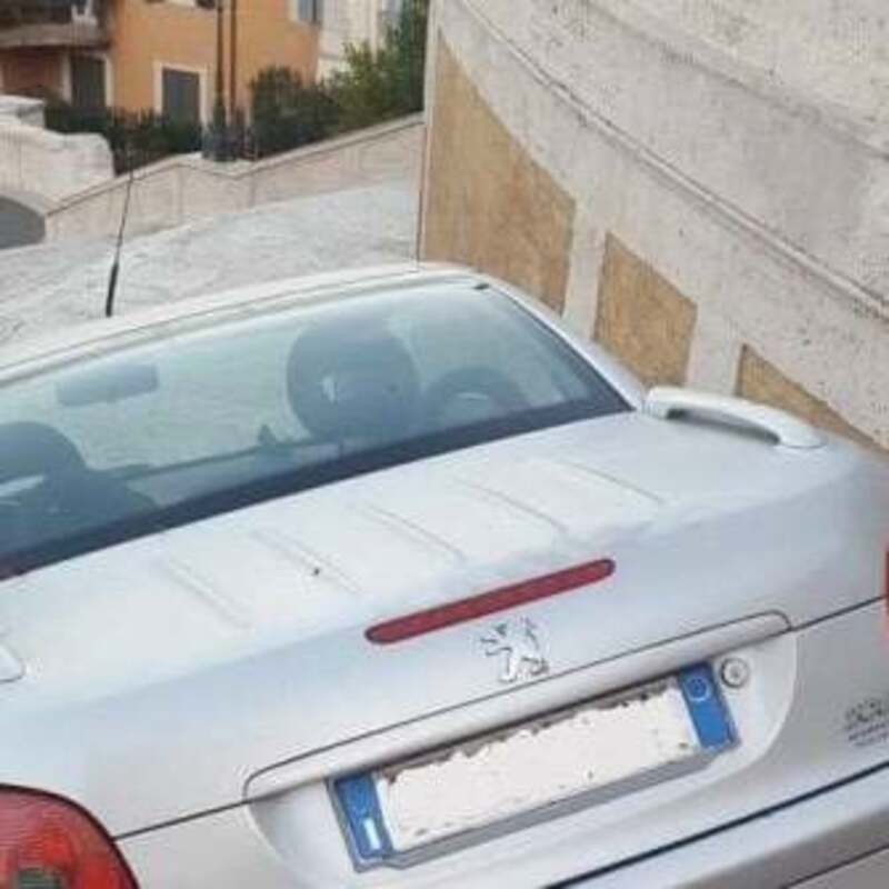 La Peugeot 206 CC sulla scalinata di Trinit&agrave; dei Monti