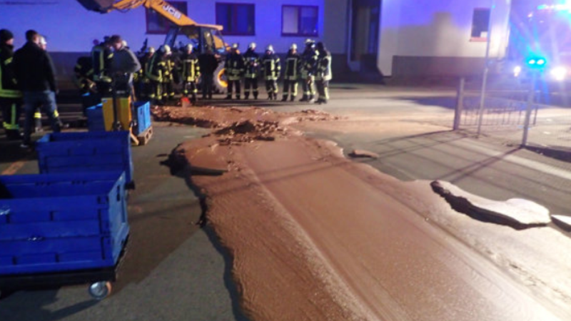 Guasto alla fabbrica, 1 tonnellata di cioccolato in strada