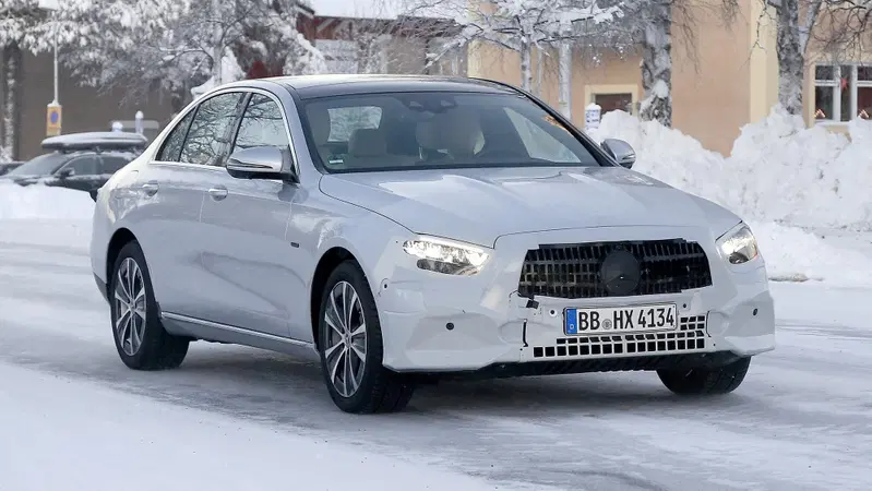 Mercedes Classe E: restyling in arrivo [Foto spia]