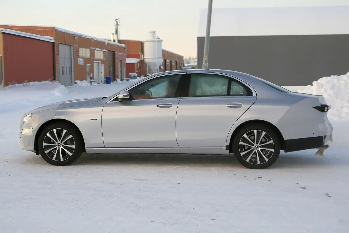 Mercedes Classe E: restyling in arrivo [Foto spia] (19)