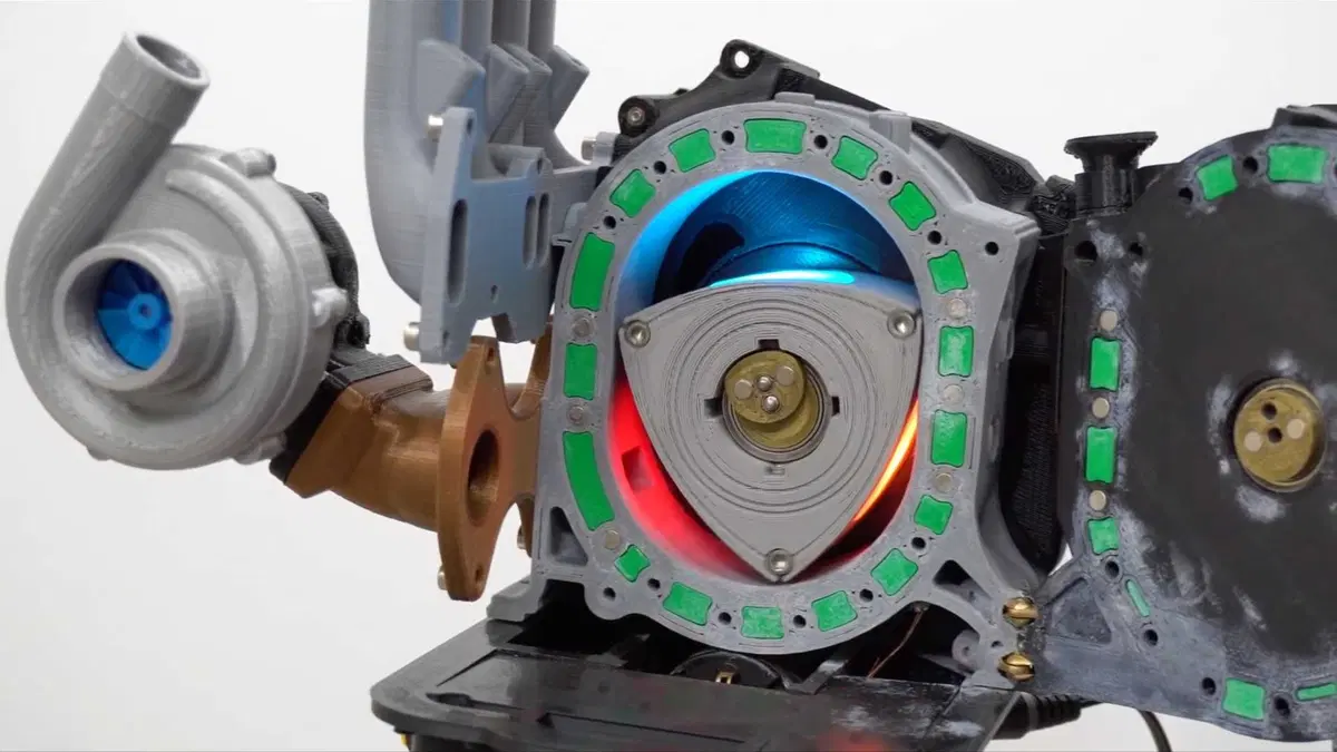 Come funziona il motore rotativo Wankel: ecco il modello plastico in scala di Mazda [video] (2)