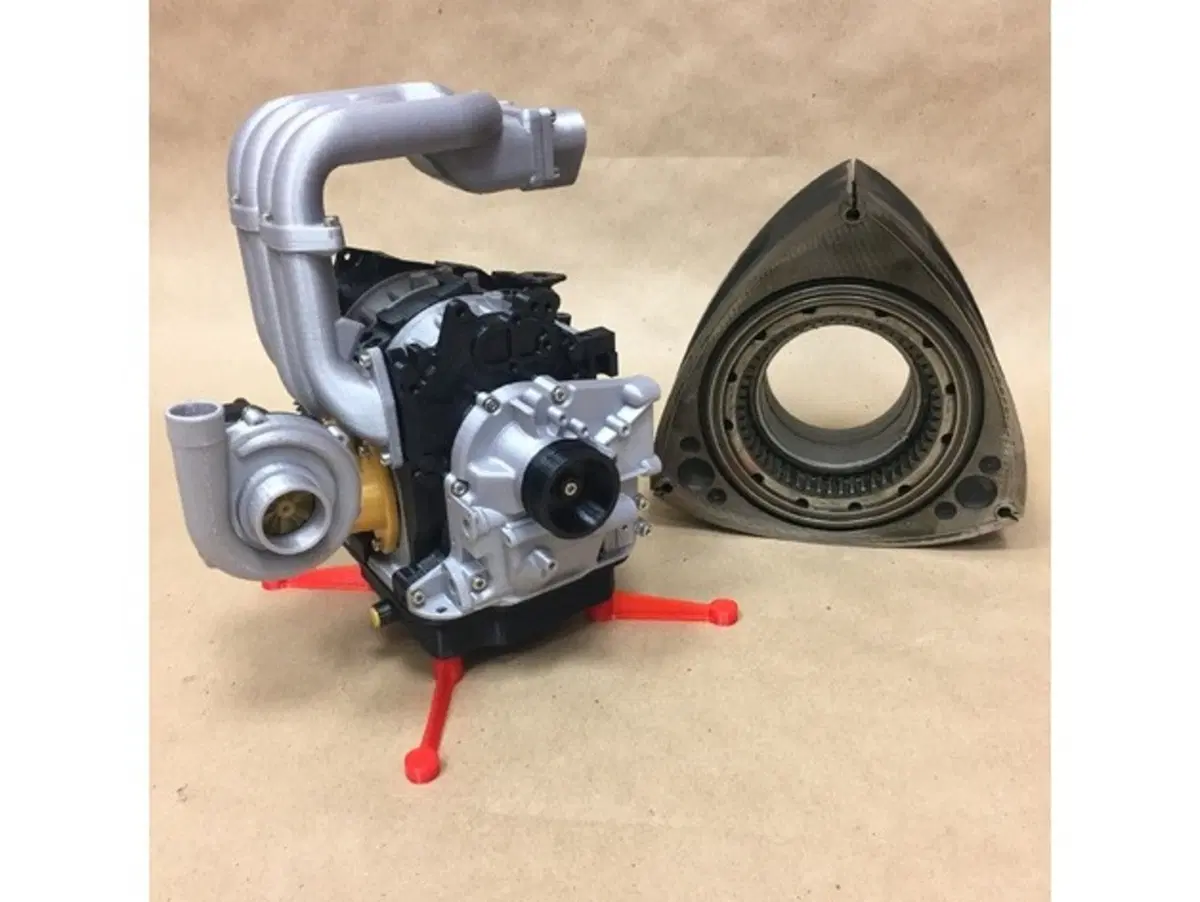 Come funziona il motore rotativo Wankel: ecco il modello plastico in scala di Mazda [video] (3)