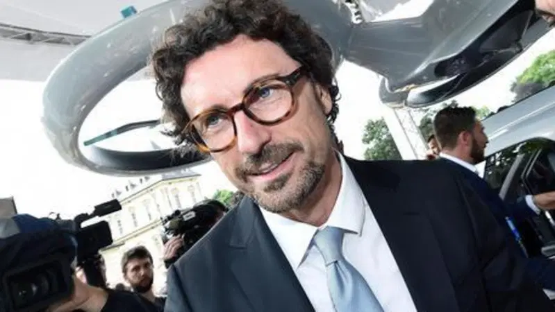 Targhe estere, Toninelli: «La battaglia contro i furbetti sta dando i suoi frutti»