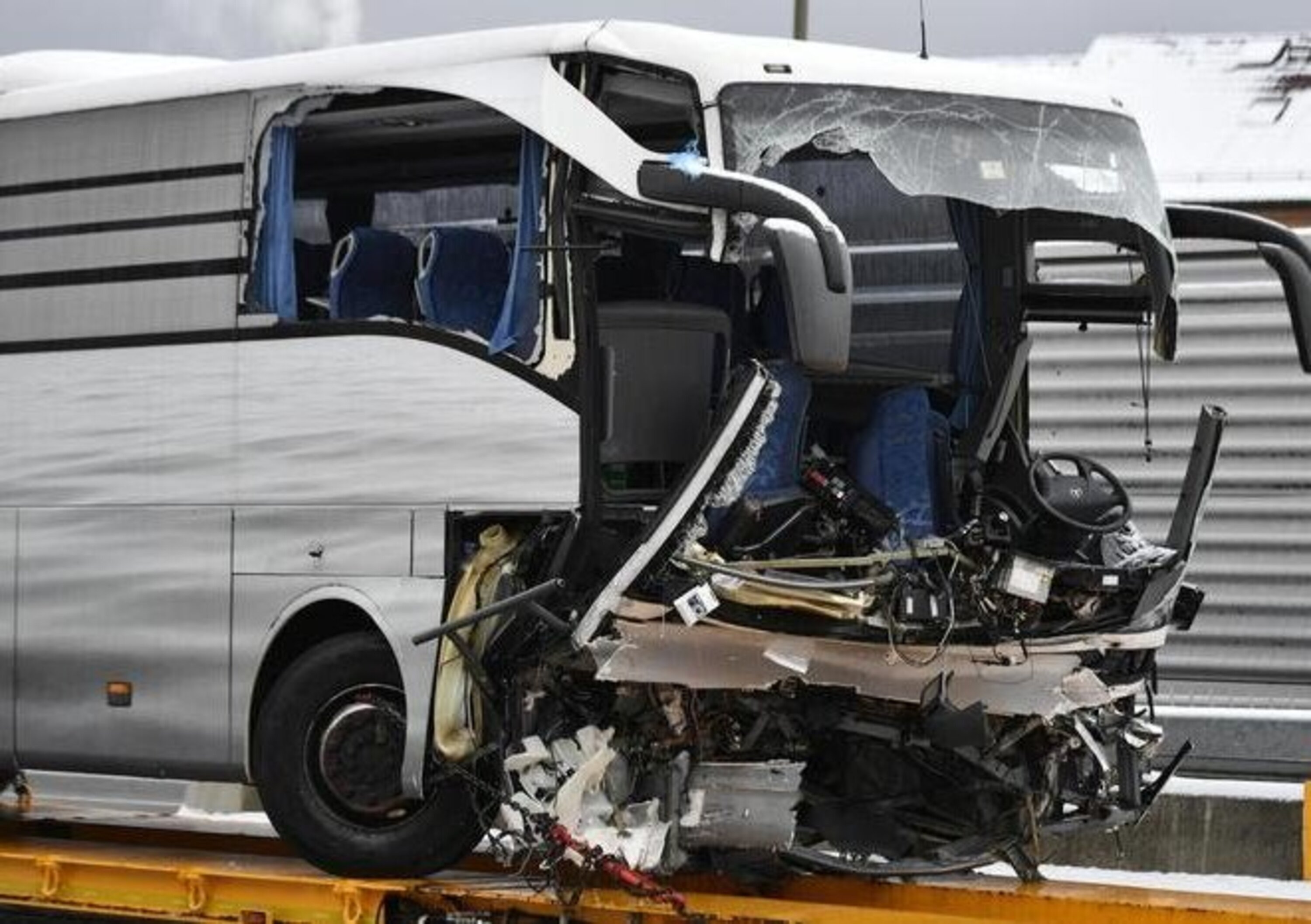 Zurigo, grave incidente per pullman Flixbus: un morto e 44 feriti