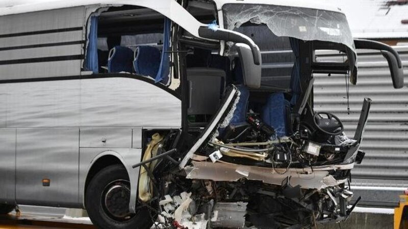 Zurigo, grave incidente per pullman Flixbus: un morto e 44 feriti
