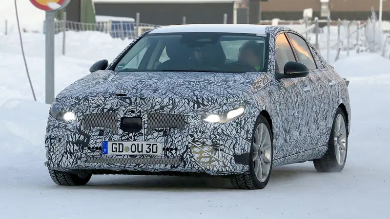Mercedes Classe C, le foto spia