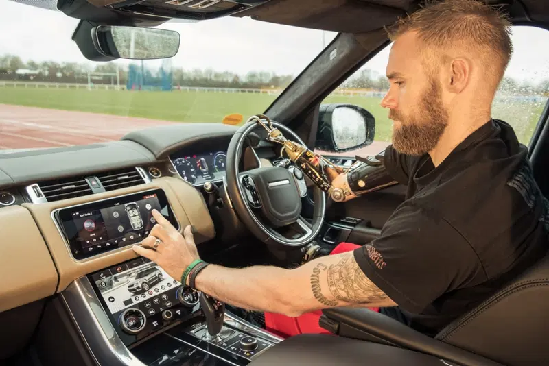 L'atleta Mark Ormrod ha collaborato con JLR per la messa a punto della portiera "Mobility"