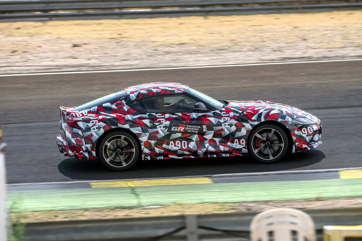 Toyota Supra 2019, va forte e mantiene fede alla tradizione [Video] (9)