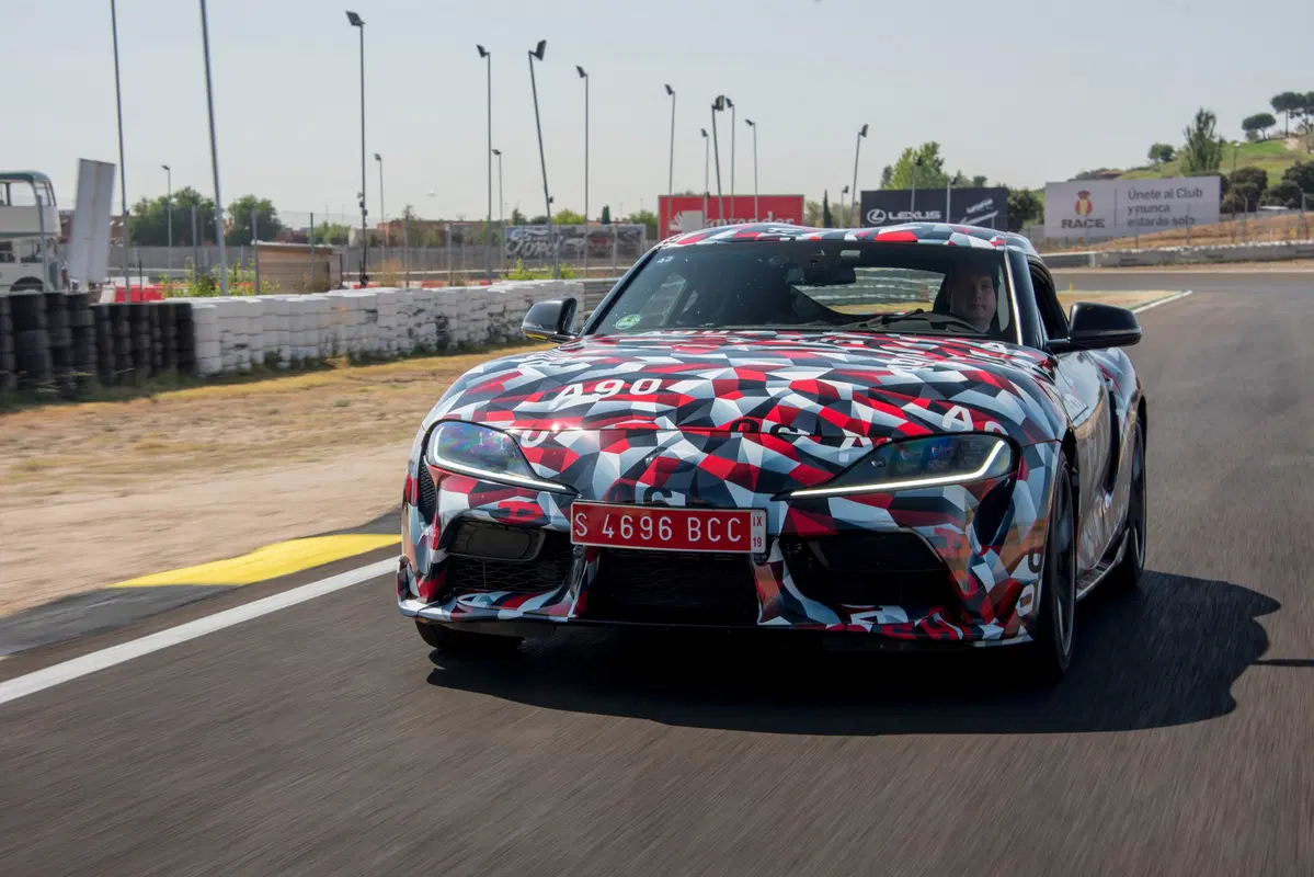 Toyota Supra 2019, va forte e mantiene fede alla tradizione [Video] (13)