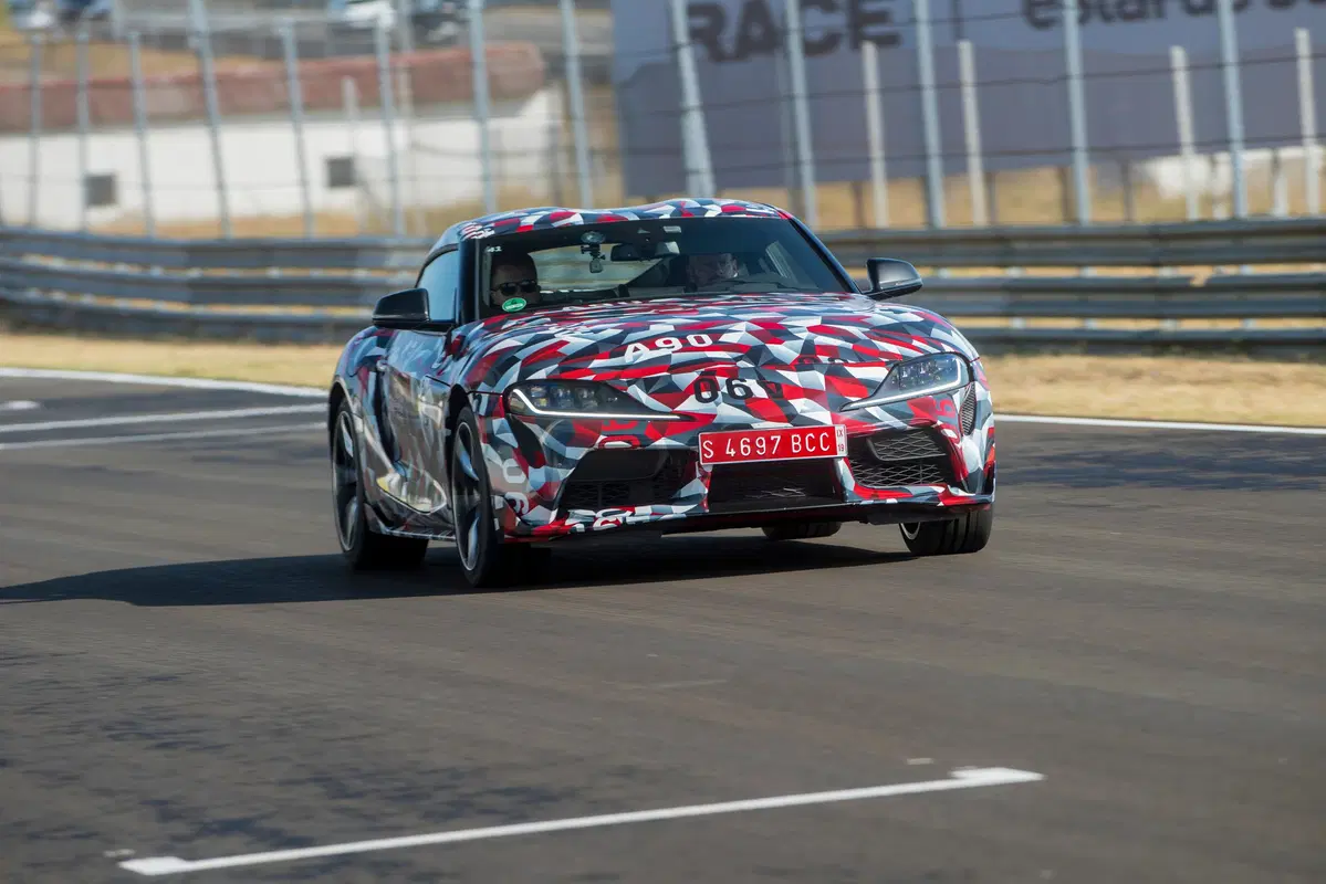 Toyota Supra 2019, va forte e mantiene fede alla tradizione [Video] (17)