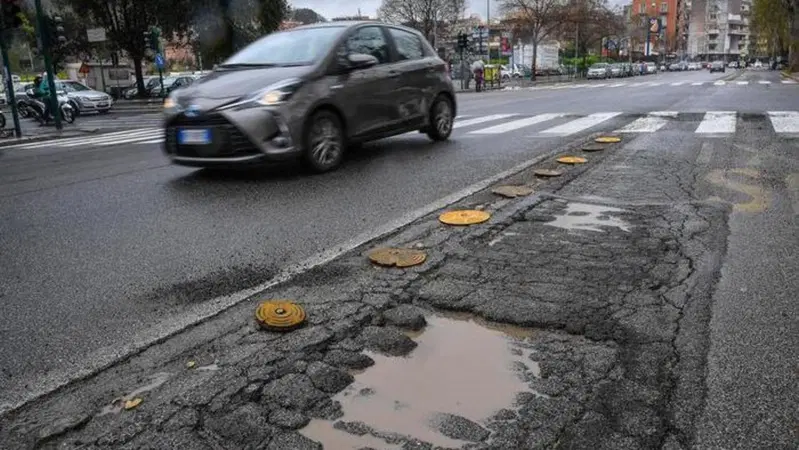 Buche a Roma? Ci vuole l'Esercito (che per&ograve; non ci sta)