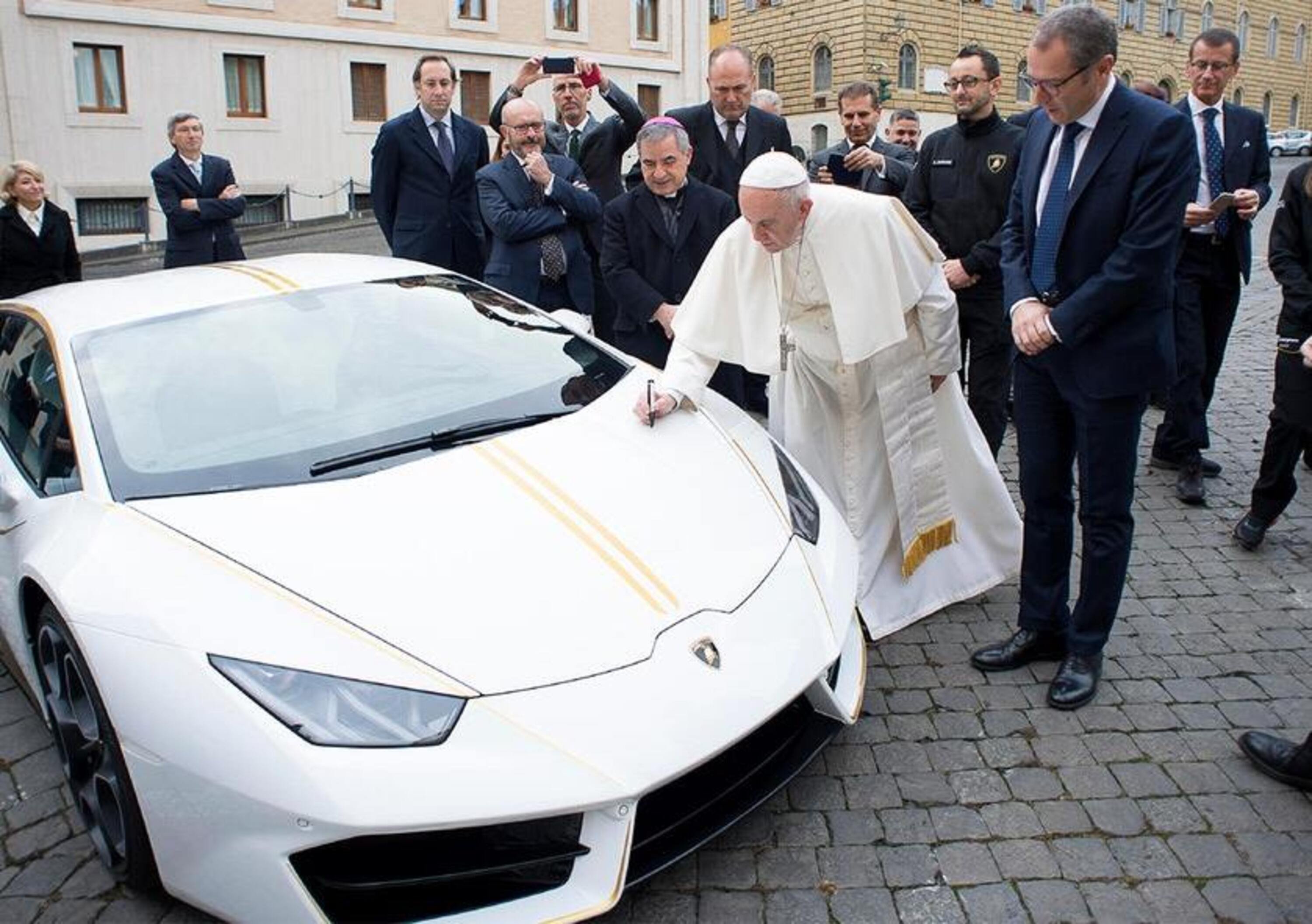 Un concorso per la Lamborghini Huracan di Papa Francesco