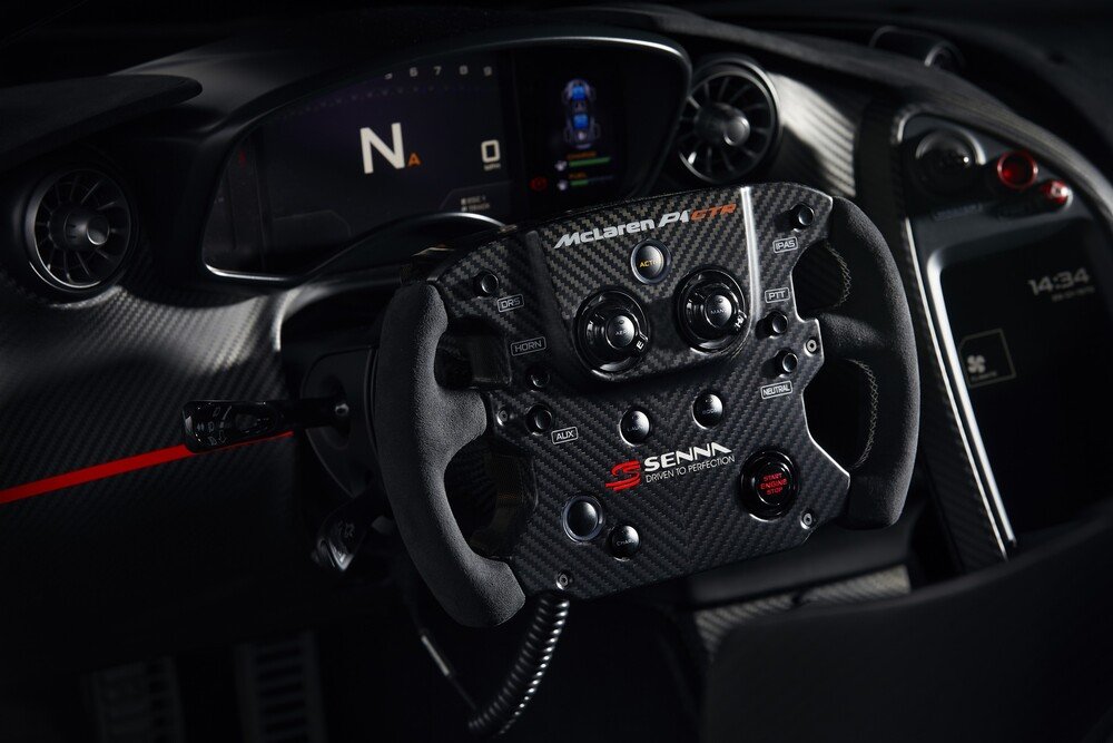 Anche il volante di questa speciale McLaren P1 GTR si ispira alla F1 MP4/4