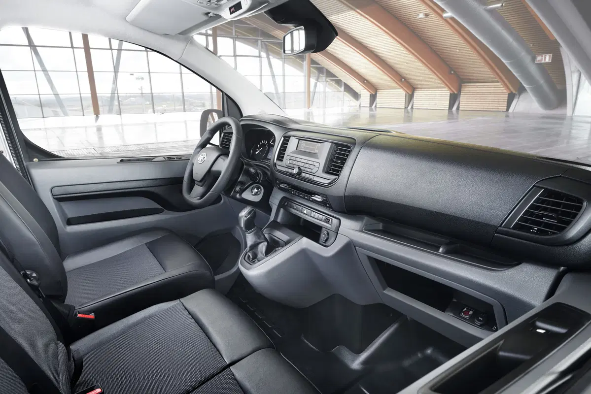 Toyota Proace Van: il furgone del Sol Levante sbarca al Salone di Birmingham (2)
