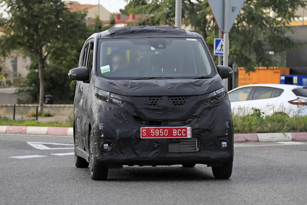 Nissan DayZ: mini-monovolume per il Giappone [Foto spia] (4)