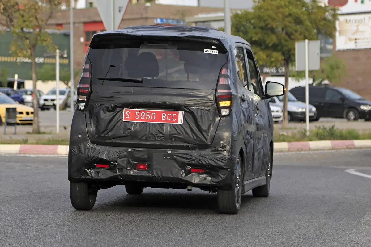 Nissan DayZ: mini-monovolume per il Giappone [Foto spia] (2)