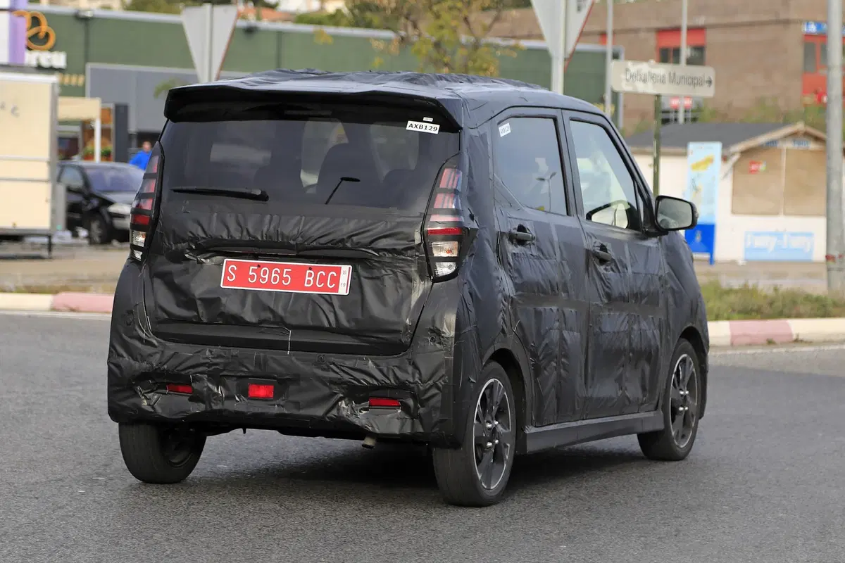 Nissan DayZ: mini-monovolume per il Giappone [Foto spia] (9)