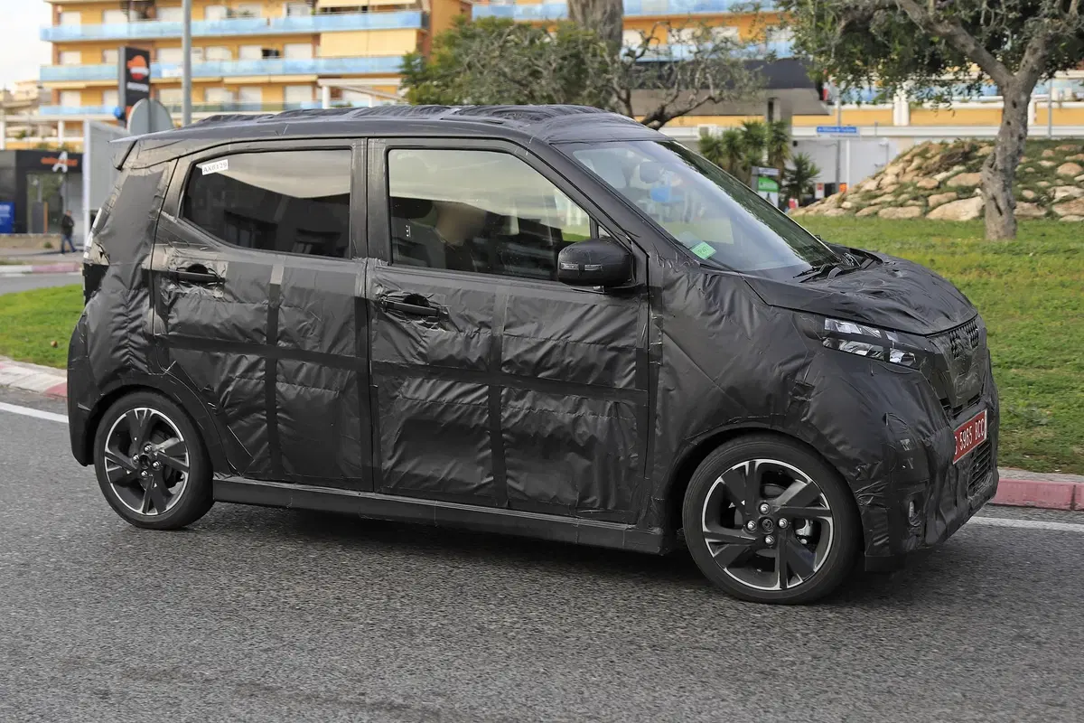 Nissan DayZ: mini-monovolume per il Giappone [Foto spia] (10)