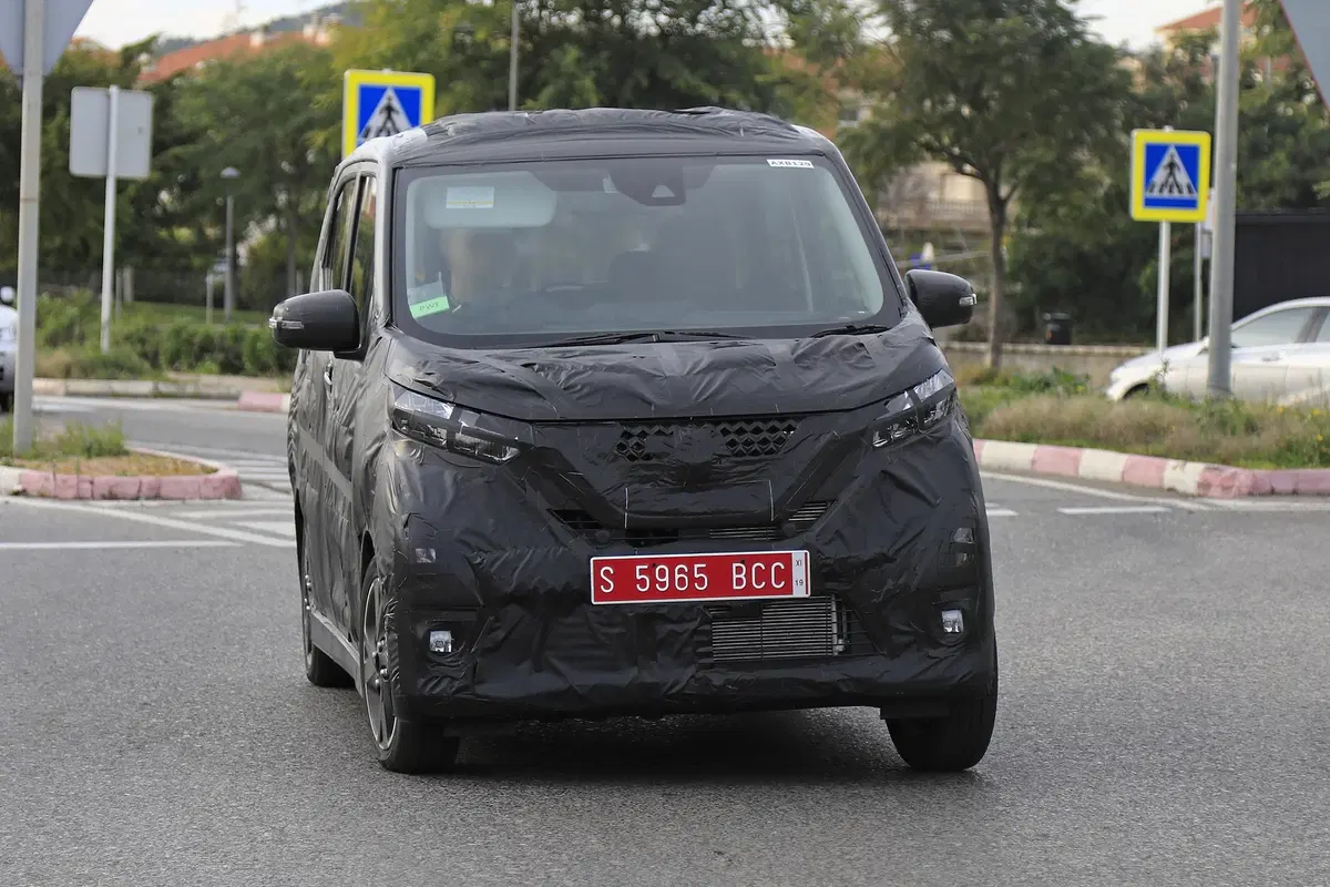 Nissan DayZ: mini-monovolume per il Giappone [Foto spia] (6)