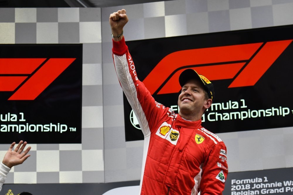Sebastian Vettel raggiante sul podio a Spa