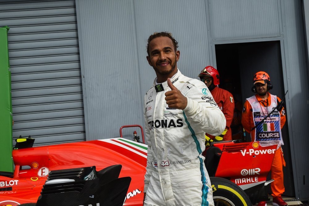 Hamilton mostra la sua soddisfazione dopo la vittoria a casa della Ferrari a Monza