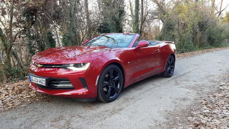Chevrolet Camaro Cabriolet | Look americano, motore "europeo"... [Video]