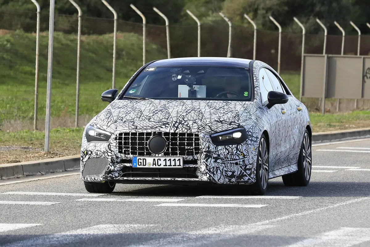 Mercedes, in arrivo le potenti CLA 35 e 45 AMG [Foto spia] (17)