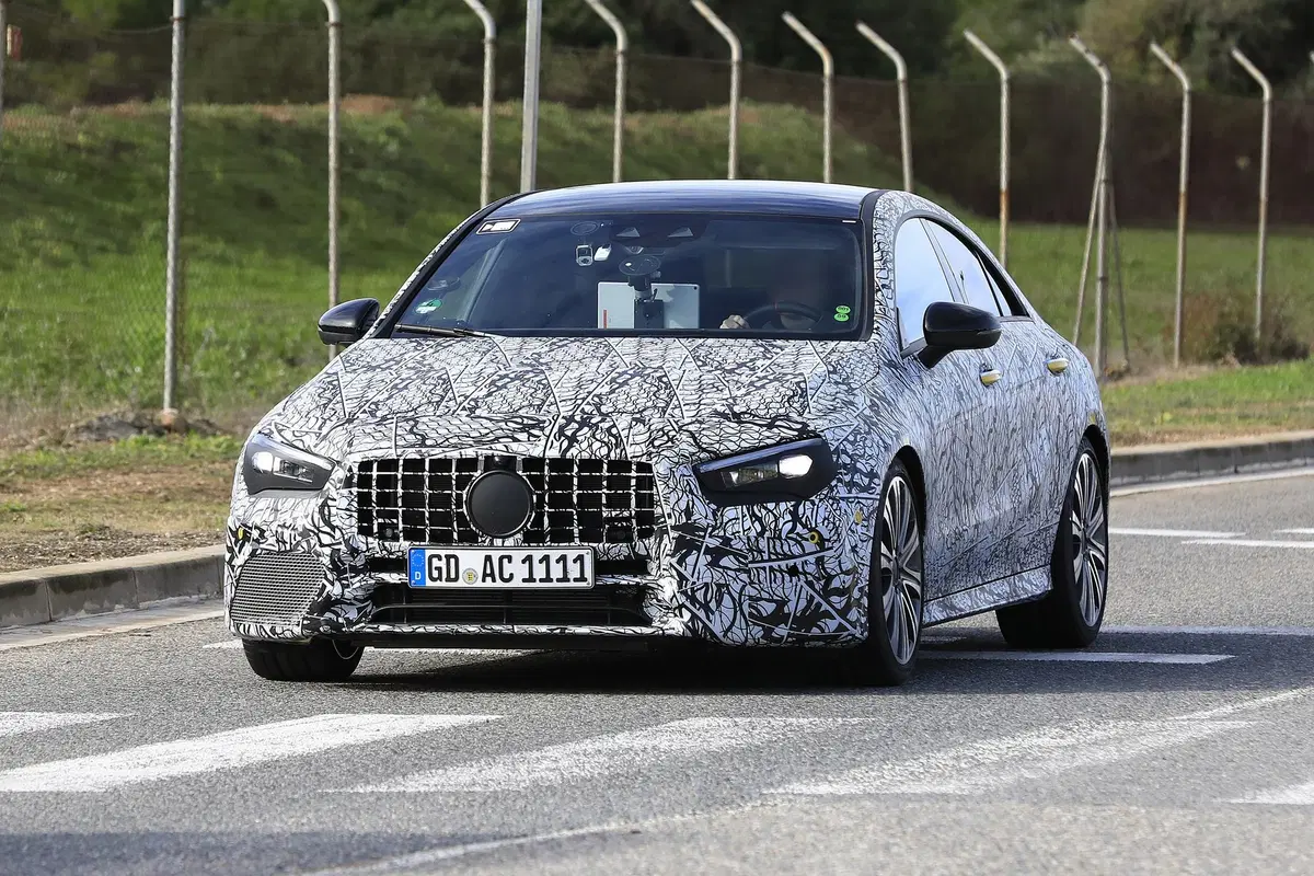 Mercedes, in arrivo le potenti CLA 35 e 45 AMG [Foto spia] (10)