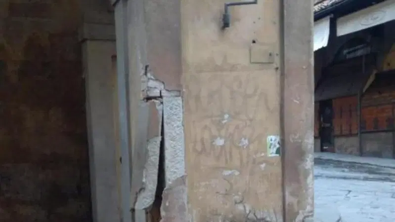Firenze, auto si schianta contro il Corridoio Vasariano. Caccia al conducente