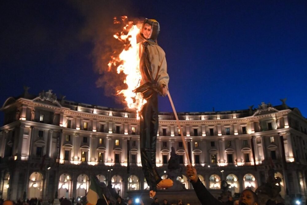 Pupazzo del ministro Di Maio bruciato in piazza a Roma