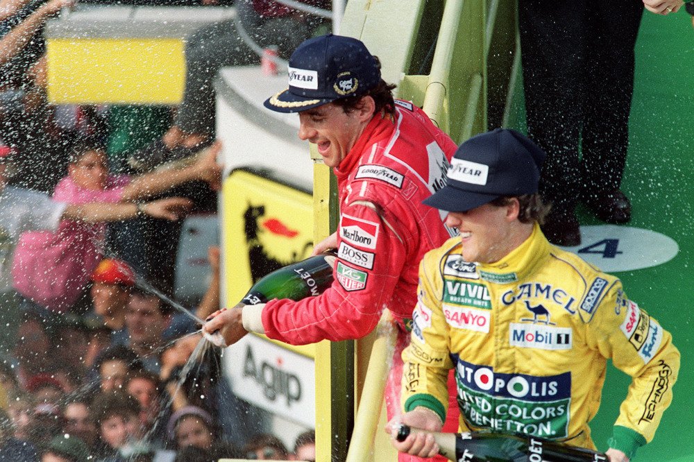 Un giovane Schumi condivide il podio con quello che in qualche modo gli ha passato il testimone: Ayrton Senna