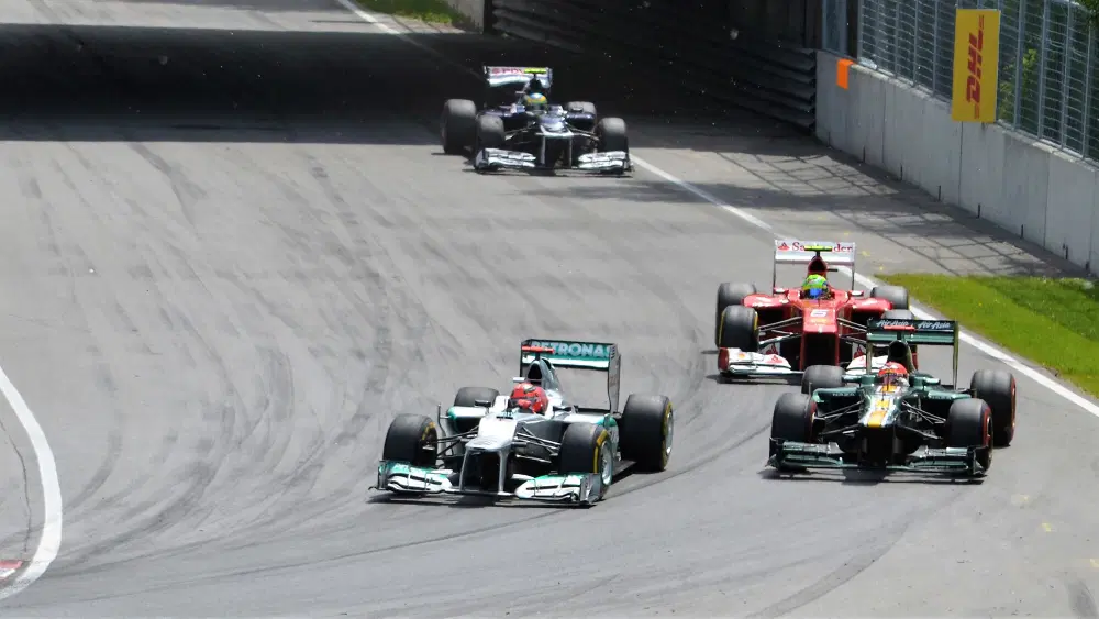 Schumi a fine carriera, con la Mercedes, non si tira indietro battagliando per posizioni di rincalzo