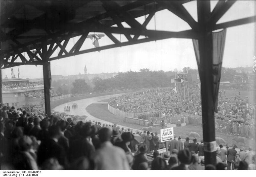 Le tribune AVUS durante un GP tedesco degli anni eroici per il motorismo sportivo
