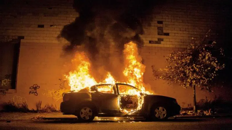 Lancia petardo e incendia una macchina. La sua!