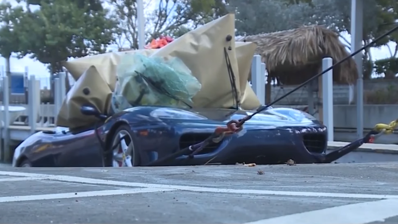Ferrari in acqua dopo una strana manovra a Palm Beach [Video]