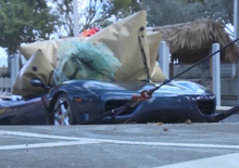 Ferrari in acqua dopo una strana manovra a Palm Beach [Video]