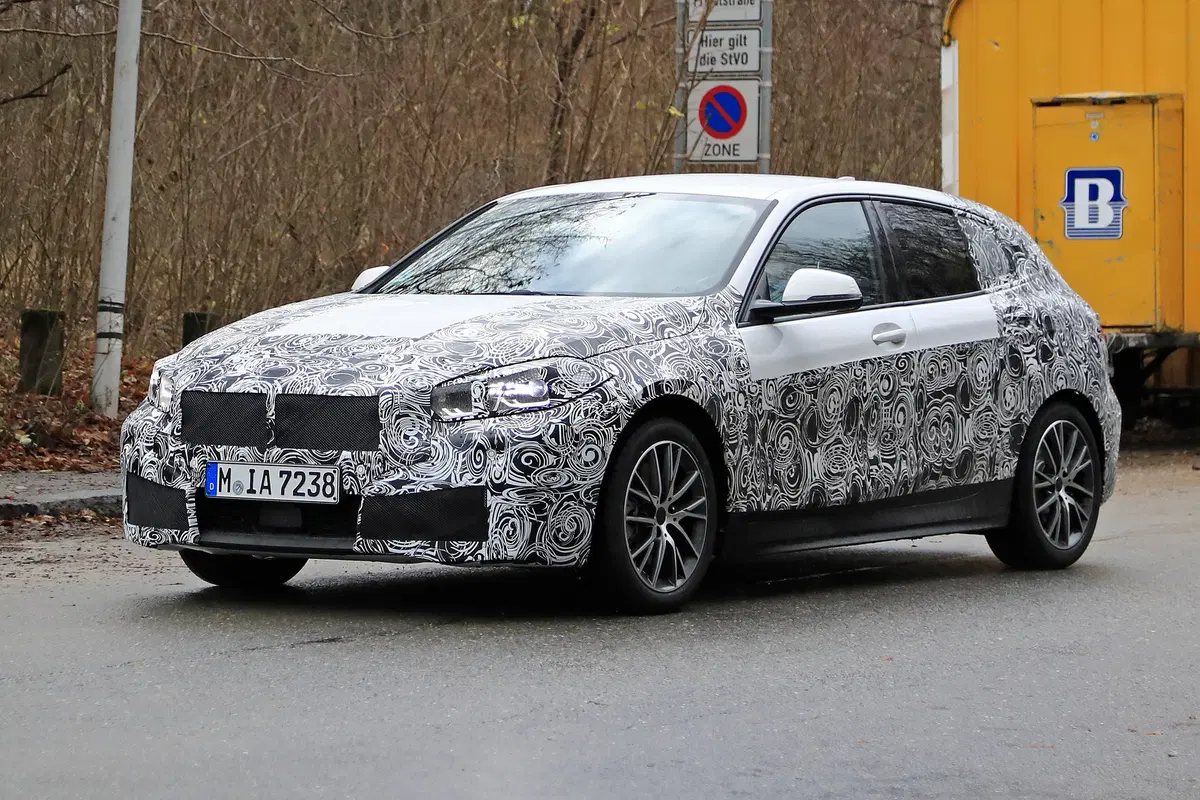 Nuova BMW Serie 1 2019, ecco le foto spia (2)