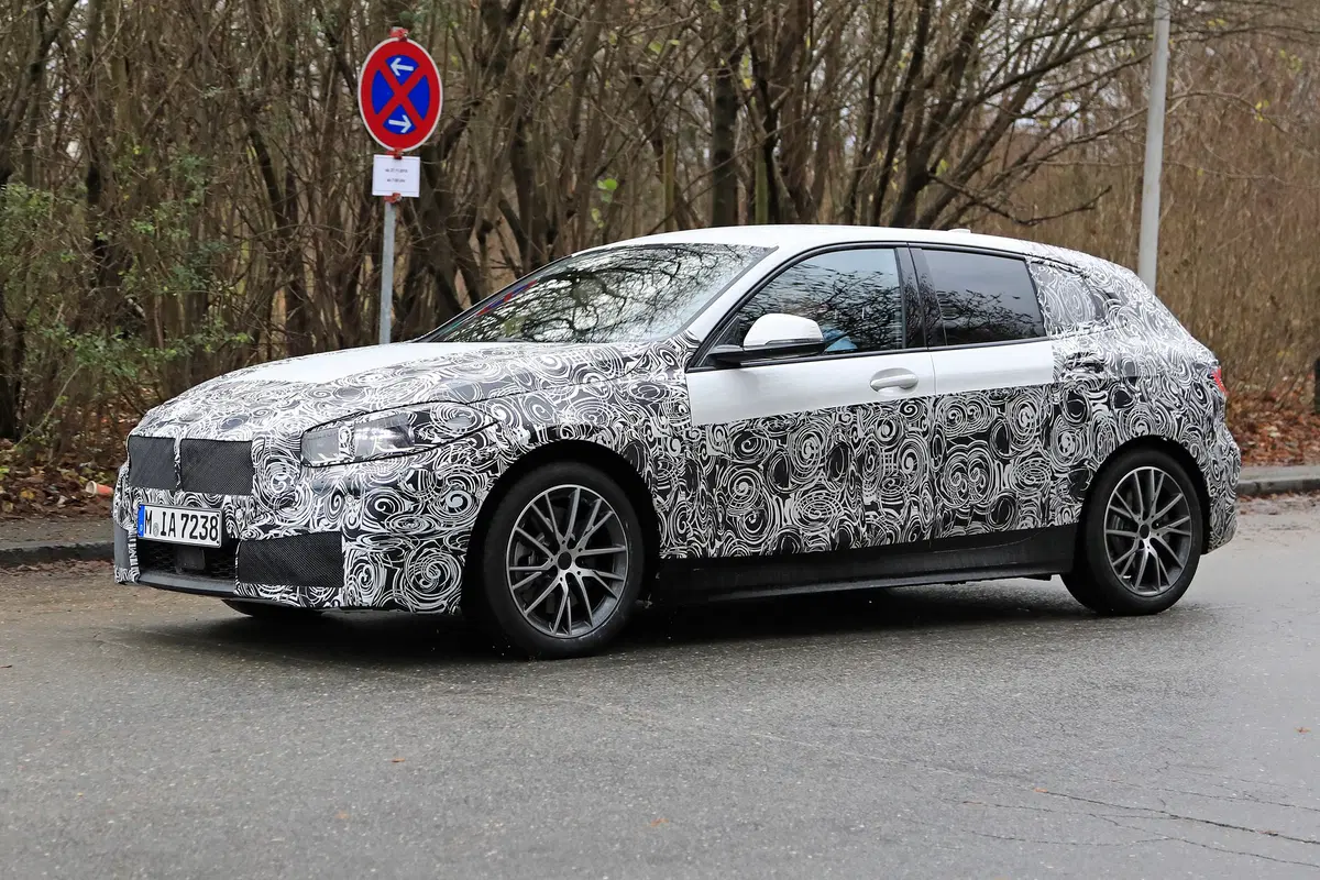 Nuova BMW Serie 1 2019, ecco le foto spia (3)