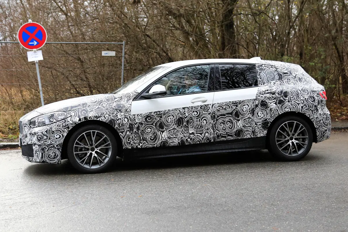 Nuova BMW Serie 1 2019, ecco le foto spia (5)