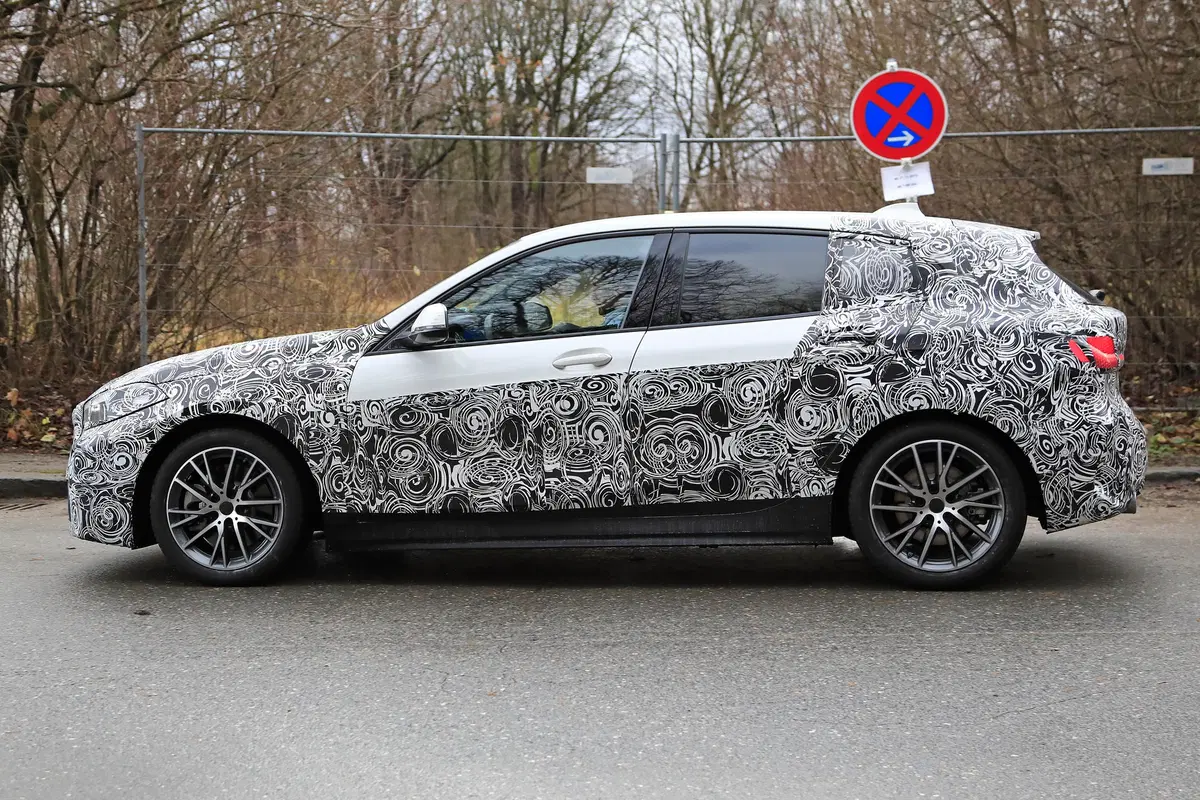 Nuova BMW Serie 1 2019, ecco le foto spia (4)