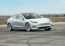 Tesla sconta la Model 3 di 2.000 dollari