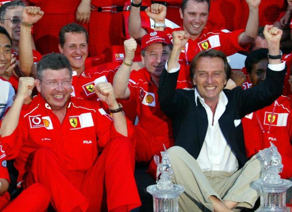 La Ferrari festeggia l&#039;ennesima vittoria: un foto ricordo con Montezemolo, Todt, Brawn e Domenicali